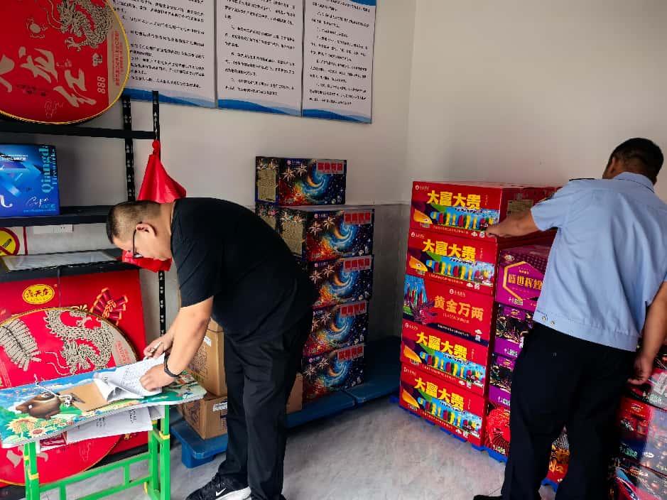 六安市金安区马头镇开展“双节”前夕烟花爆竹经营店安全检查筑牢